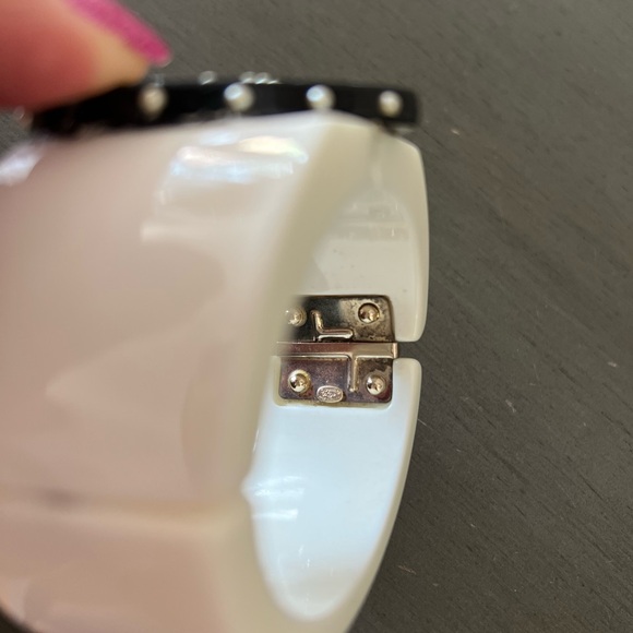 CHANEL Black & Ivory White Alluring Heart Resin 2006 Spring Hinge Cuff Bracelet - Picture 10 of 12
